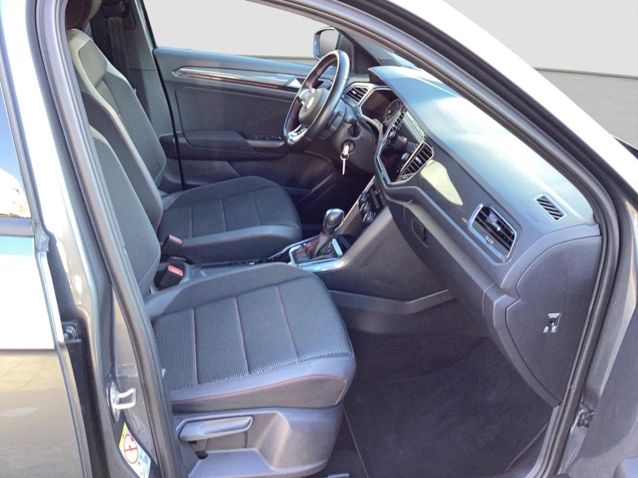 Fahrzeugabbildung Volkswagen T-Roc Sport 1.5 TSI DSG AHK LED Navi SHZ PDC