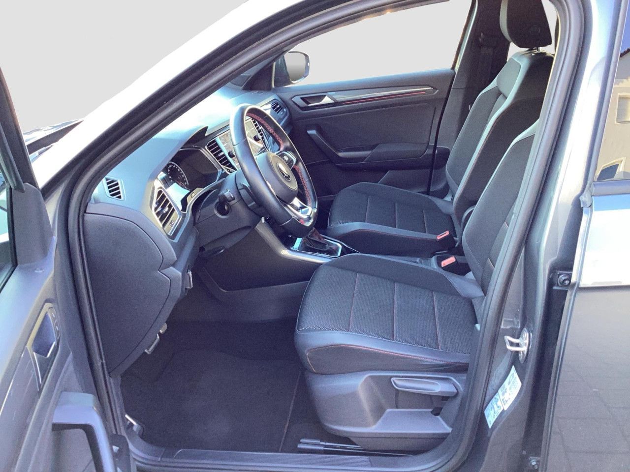 Fahrzeugabbildung Volkswagen T-Roc Sport 1.5 TSI DSG AHK LED Navi SHZ PDC