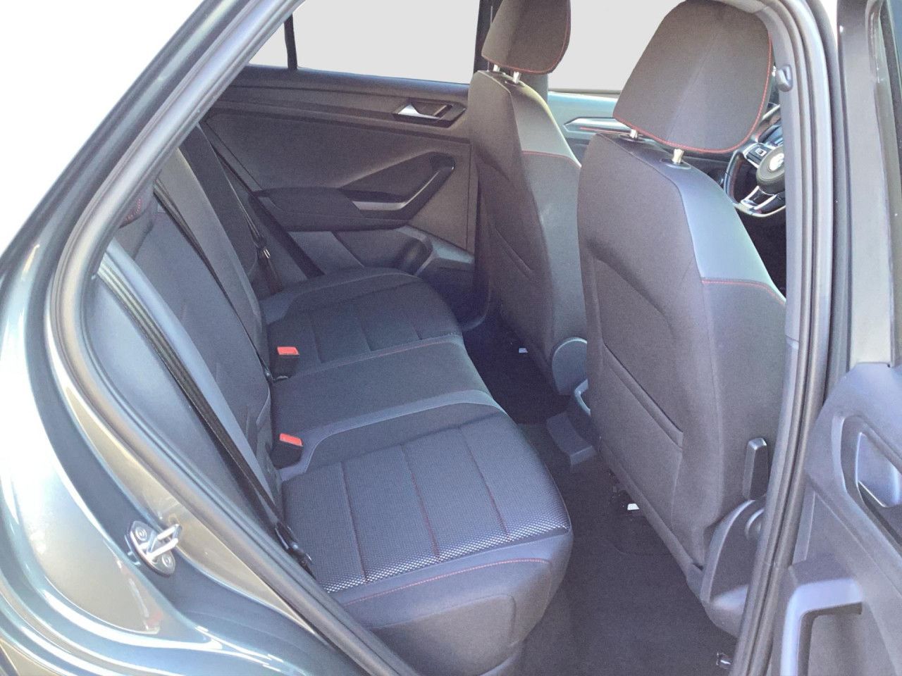 Fahrzeugabbildung Volkswagen T-Roc Sport 1.5 TSI DSG AHK LED Navi SHZ PDC