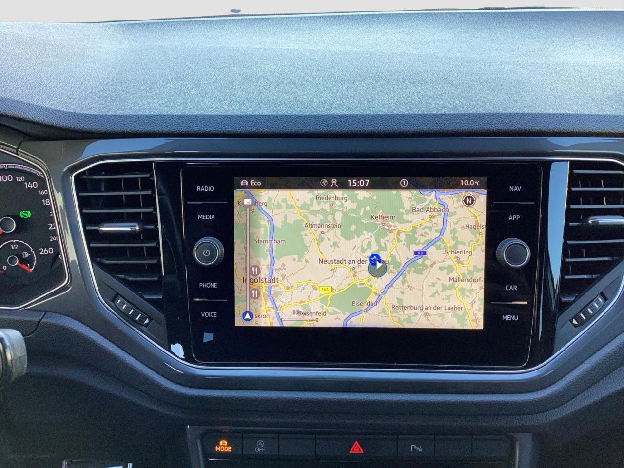 Fahrzeugabbildung Volkswagen T-Roc Sport 1.5 TSI DSG AHK LED Navi SHZ PDC