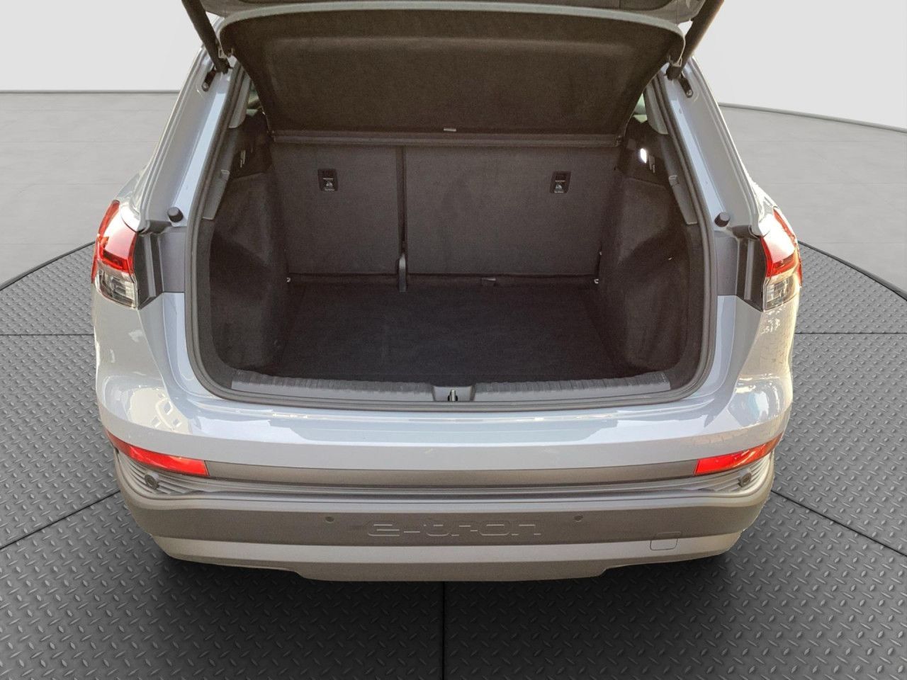 Fahrzeugabbildung Audi Q4 e-tron 55 kWh LED SHZ PDC hinten Bluetooth