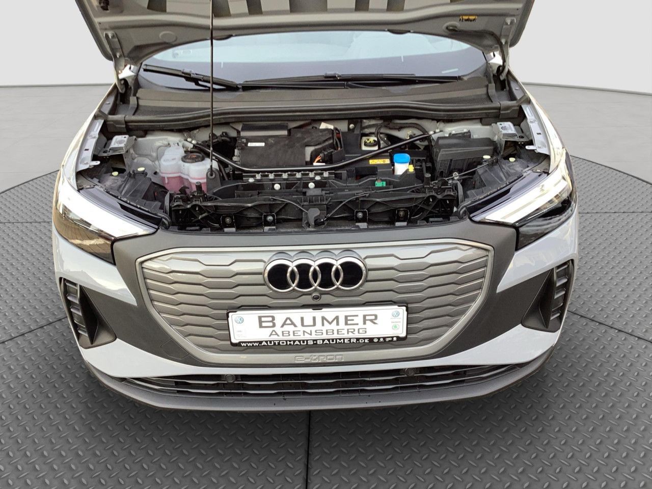 Fahrzeugabbildung Audi Q4 e-tron 55 kWh LED SHZ PDC hinten Bluetooth