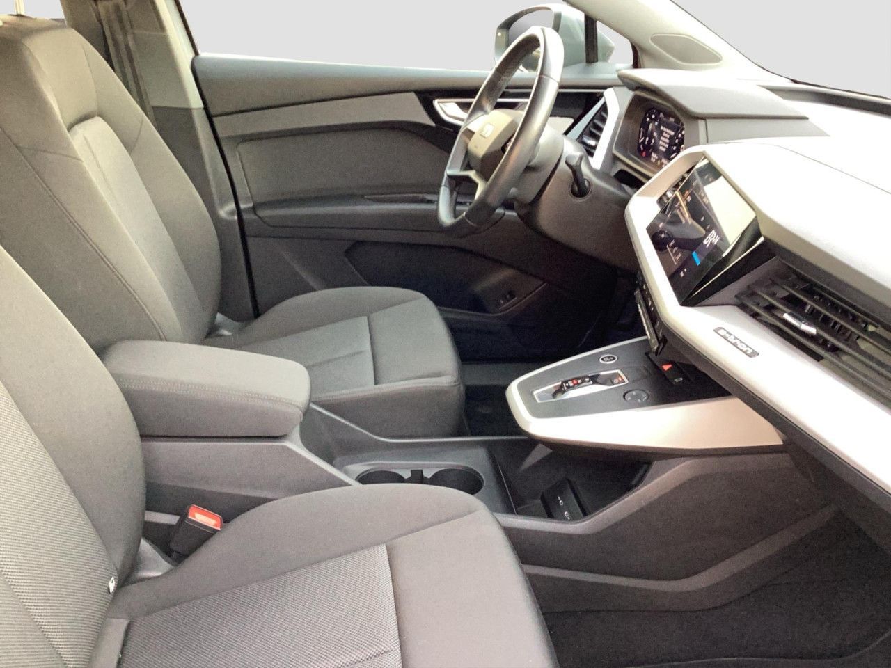 Fahrzeugabbildung Audi Q4 e-tron 55 kWh LED SHZ PDC hinten Bluetooth