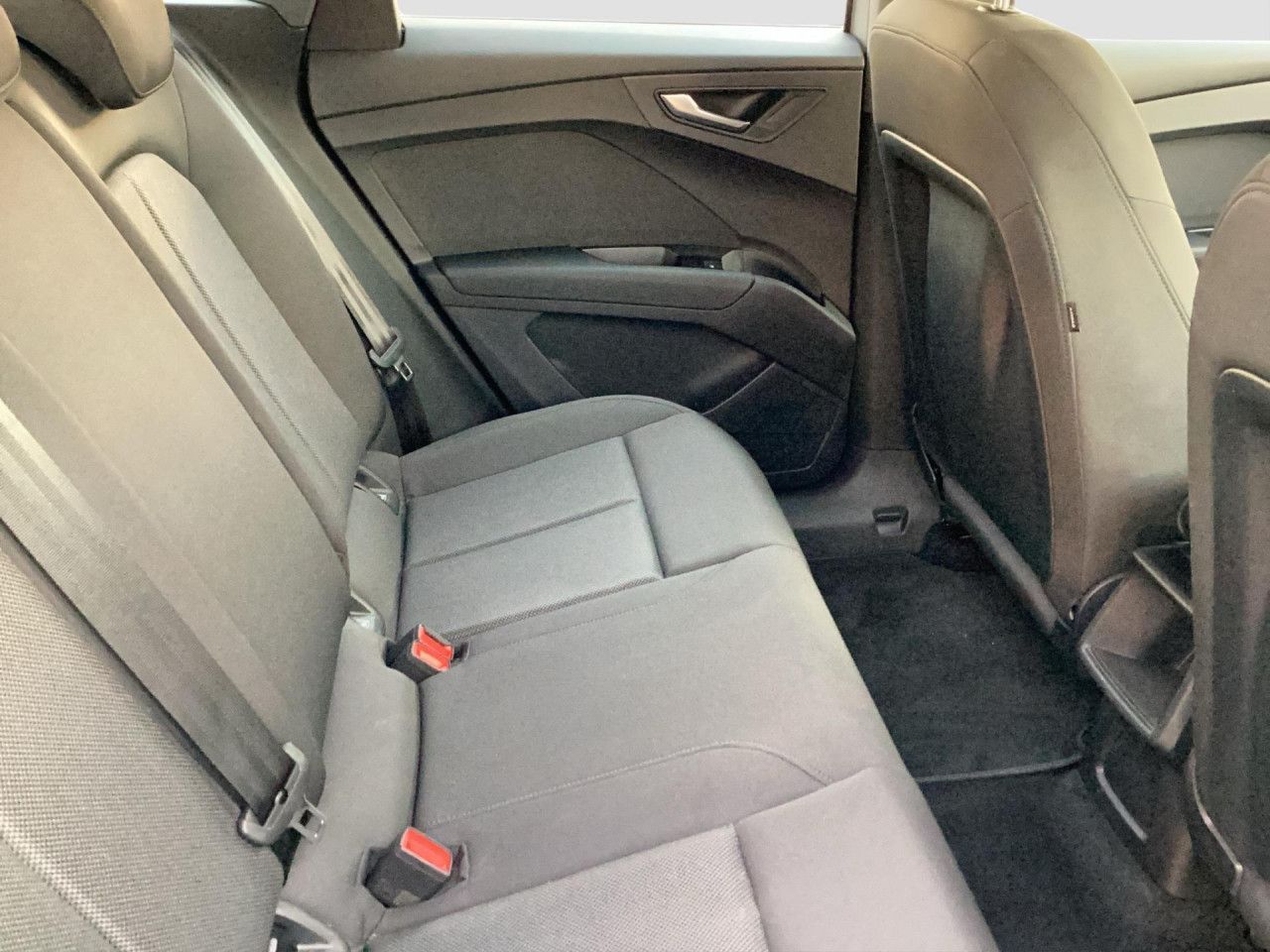 Fahrzeugabbildung Audi Q4 e-tron 55 kWh LED SHZ PDC hinten Bluetooth