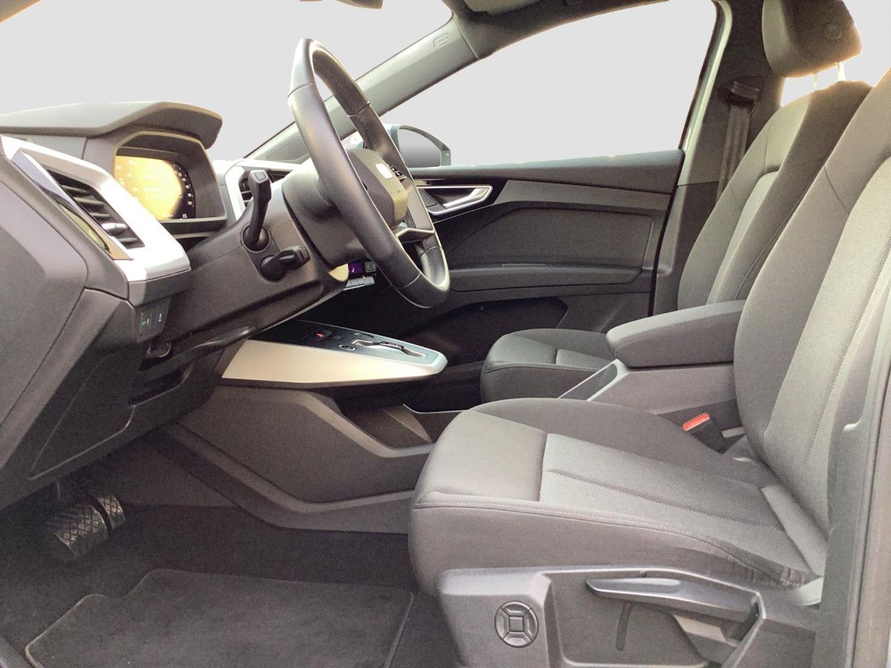 Fahrzeugabbildung Audi Q4 e-tron 55 kWh LED SHZ PDC hinten Bluetooth