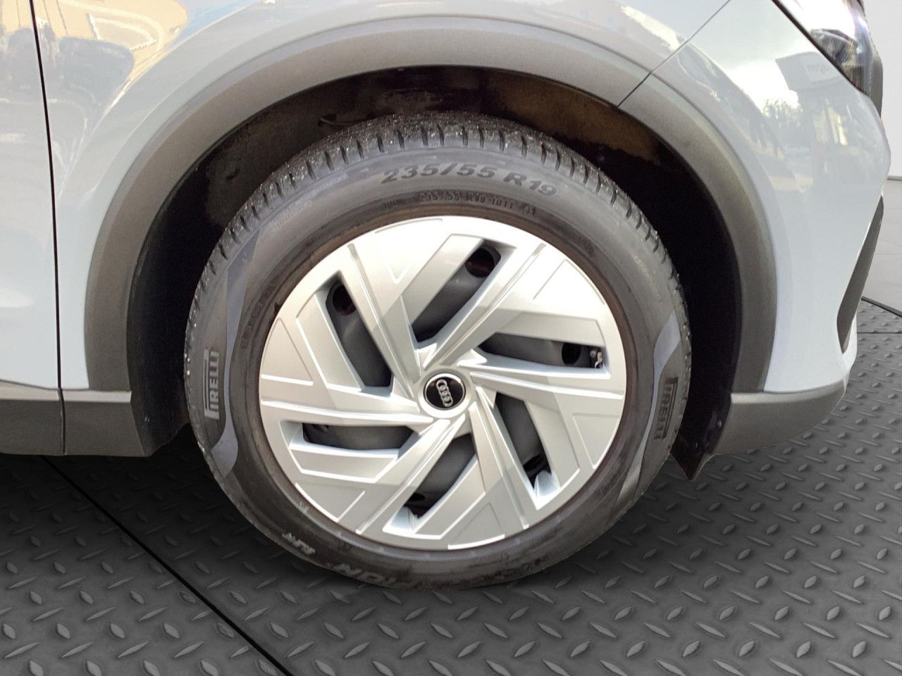 Fahrzeugabbildung Audi Q4 e-tron 55 kWh LED SHZ PDC hinten Bluetooth