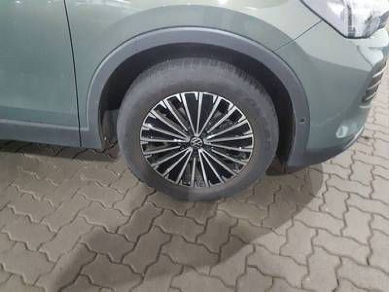 Fahrzeugabbildung Volkswagen Tiguan GOAL 1.5 eTSI DSG AHK IQ Light Navi LED