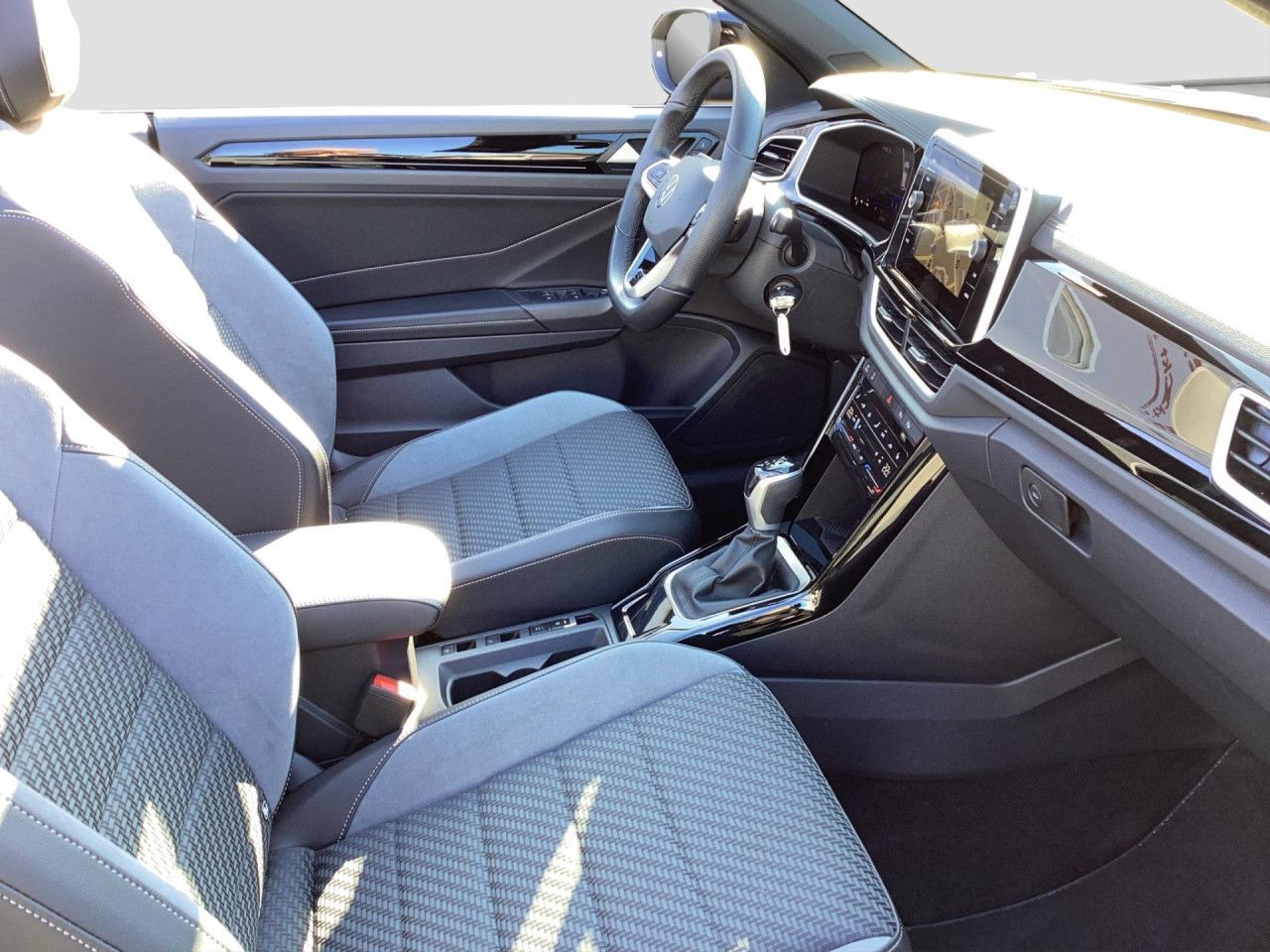 Fahrzeugabbildung Volkswagen T-Roc Cabriolet R-Line 1.5 TSI DSG AHK Navi LED