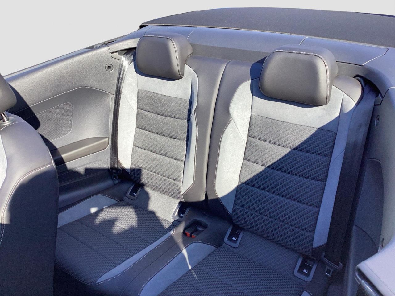 Fahrzeugabbildung Volkswagen T-Roc Cabriolet R-Line 1.5 TSI DSG AHK Navi LED