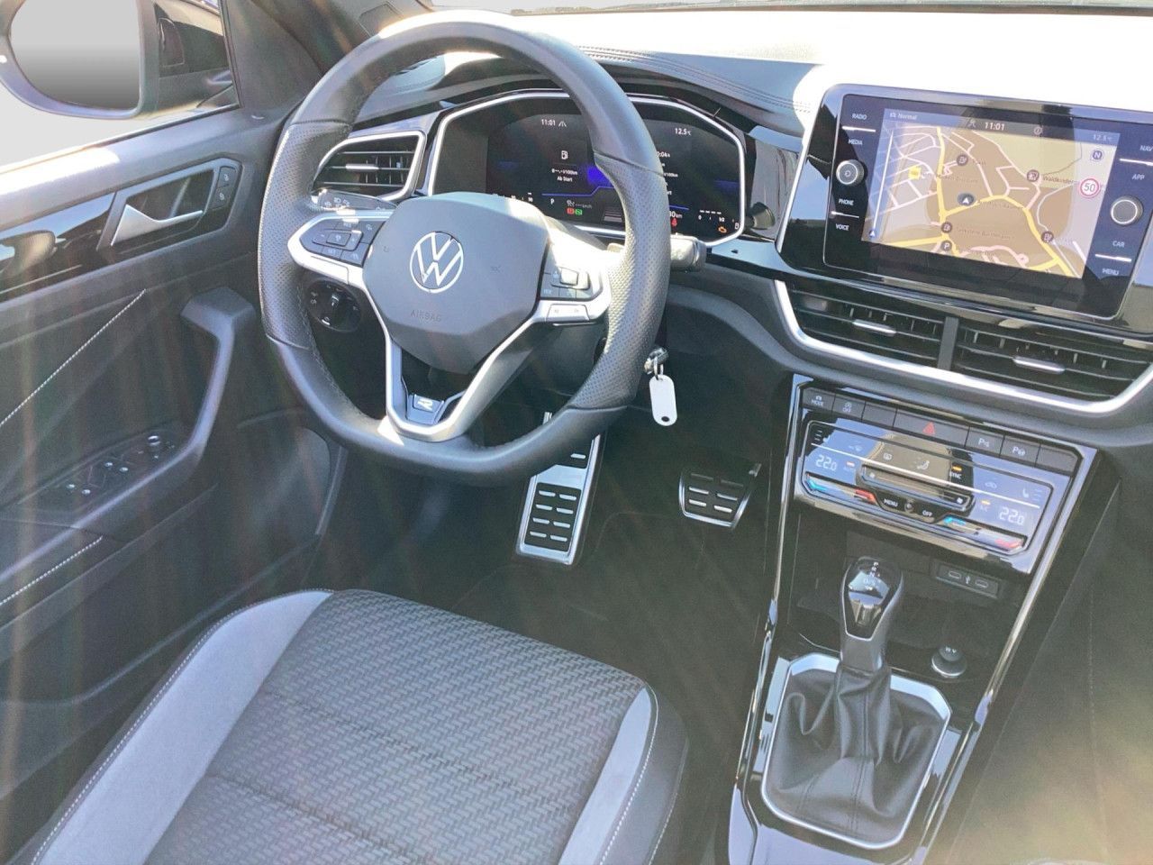 Fahrzeugabbildung Volkswagen T-Roc Cabriolet R-Line 1.5 TSI DSG AHK Navi LED