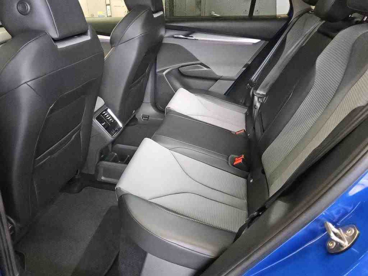 Fahrzeugabbildung SKODA Enyaq iV 55 kWh Kamera NAvi LED ACC Panorama SHZ