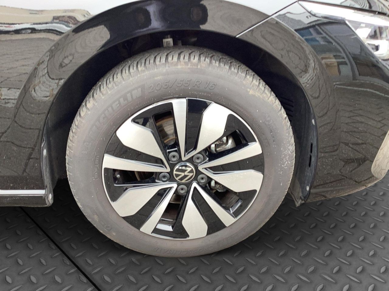 Fahrzeugabbildung Volkswagen Golf Life 2.0 TDI DSG AHK Kamera Navi LED-Plus