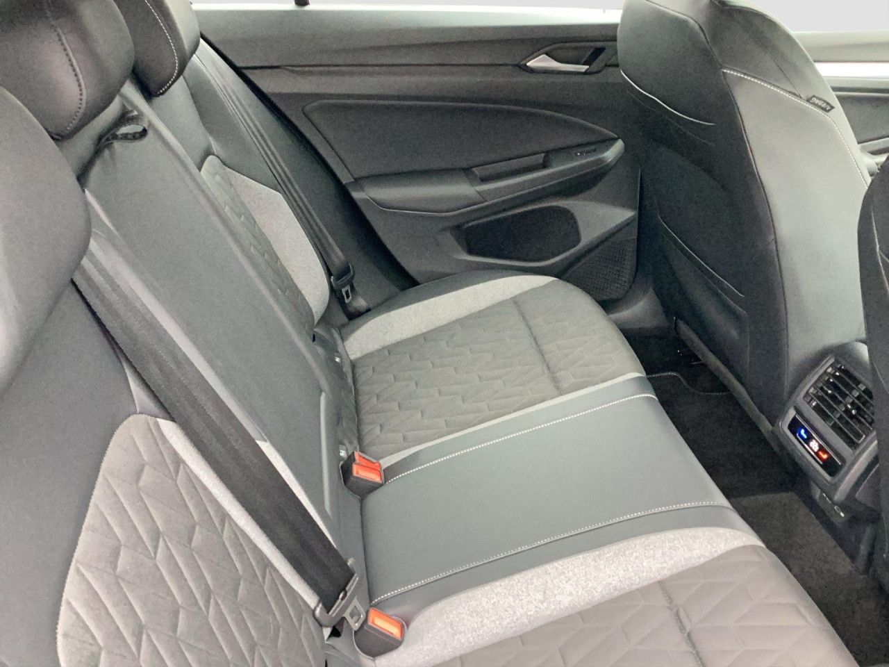 Fahrzeugabbildung Volkswagen Golf Life 2.0 TDI DSG AHK Kamera Navi LED-Plus