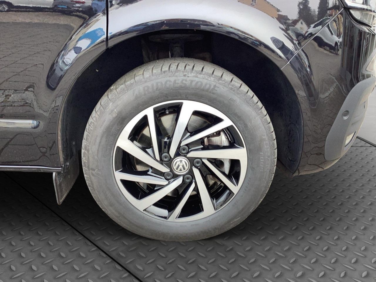 Fahrzeugabbildung Volkswagen T6.1 Caravelle Comfortline 2.0 TDI DSG 9- Sitze