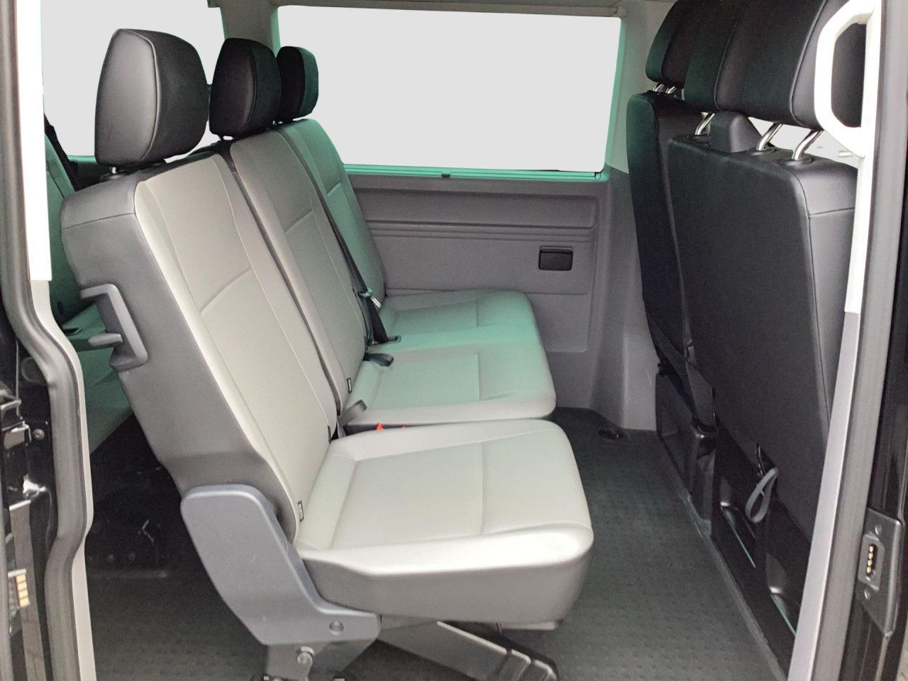 Fahrzeugabbildung Volkswagen T6.1 Caravelle Comfortline 2.0 TDI DSG 9- Sitze