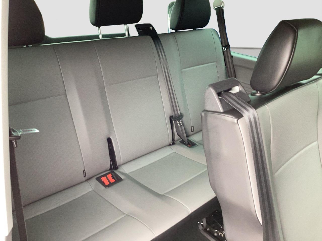 Fahrzeugabbildung Volkswagen T6.1 Caravelle Comfortline 2.0 TDI DSG 9-Sitze