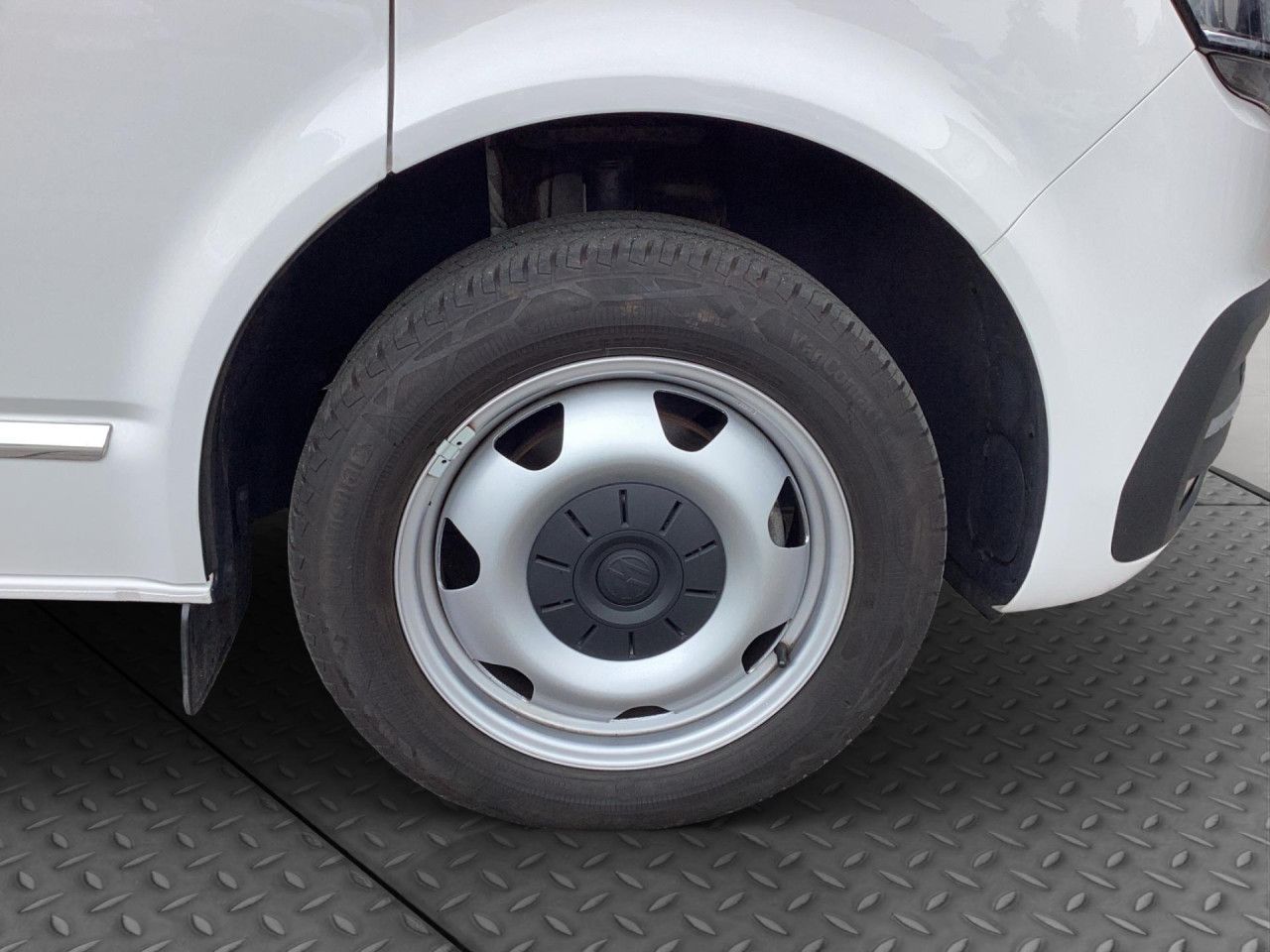 Fahrzeugabbildung Volkswagen T6.1 Caravelle Comfortline 2.0 TDI DSG 9-Sitze