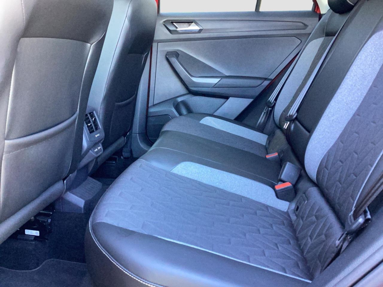 Fahrzeugabbildung Volkswagen T-ROC GOAL 1.5 TSI DSG Navi LED ParkAssist ACC