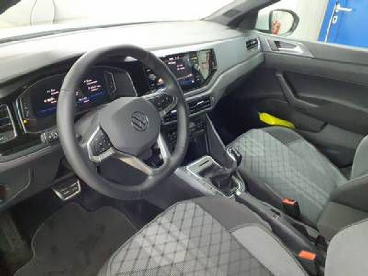 Fahrzeugabbildung Volkswagen Taigo R-Line 1.5 TSI DSG Navi IQ.Light AHK LED
