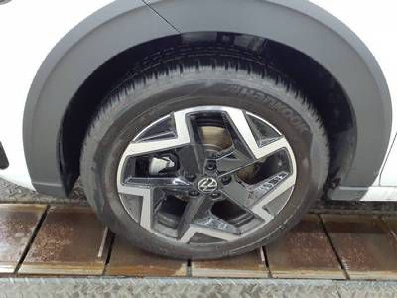 Fahrzeugabbildung Volkswagen Taigo R-Line 1.5 TSI DSG Navi IQ.Light AHK LED