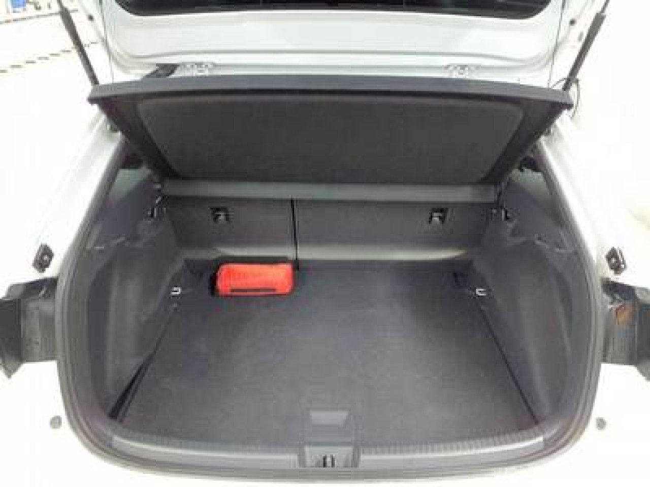 Fahrzeugabbildung Volkswagen Taigo R-Line 1.5 TSI DSG Navi IQ.Light AHK LED