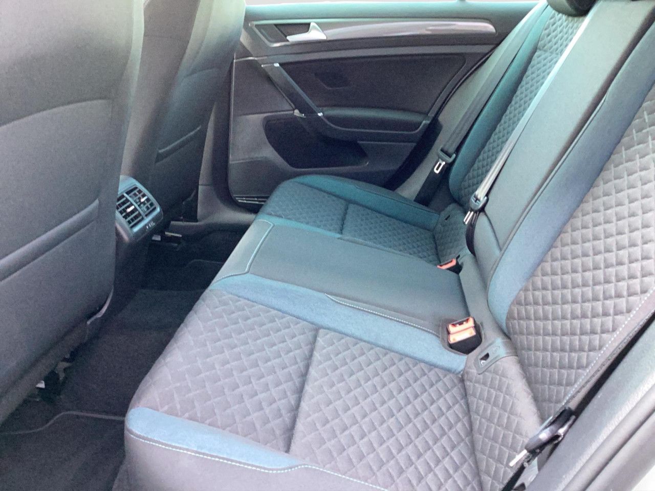 Fahrzeugabbildung Volkswagen Golf VII Comfortline IQ.DRIVE 1.0 TSI AHK Navi