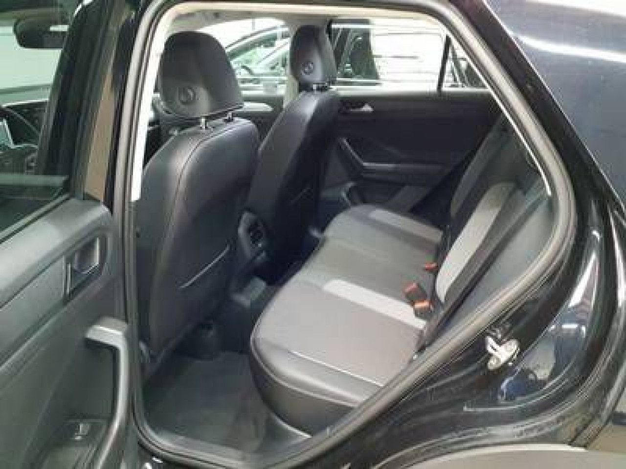 Fahrzeugabbildung Volkswagen T-ROC Life 2.0 TDI DSG AHK Navi LED Kamera ACC