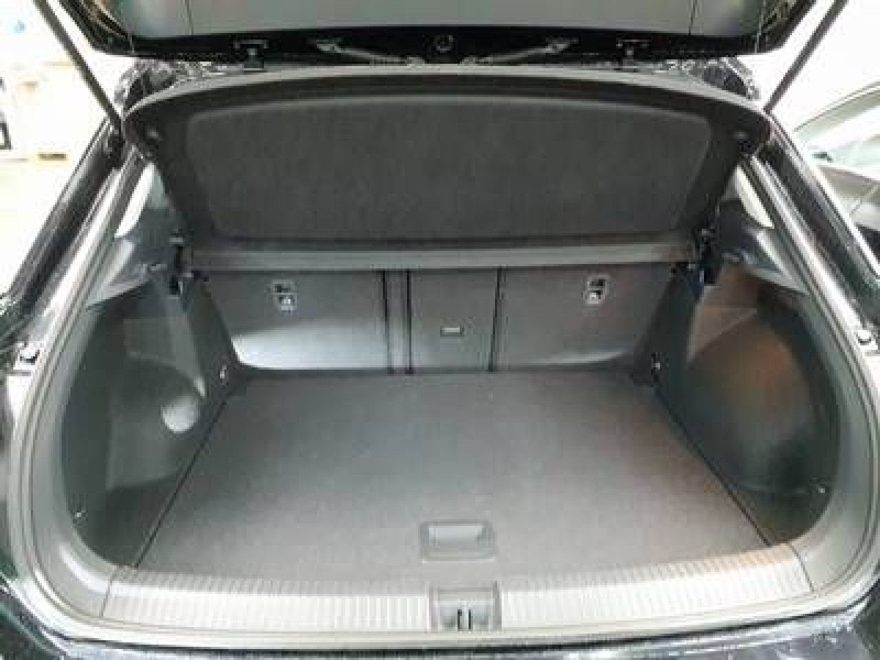 Fahrzeugabbildung Volkswagen T-ROC Life 2.0 TDI DSG AHK Navi LED Kamera ACC