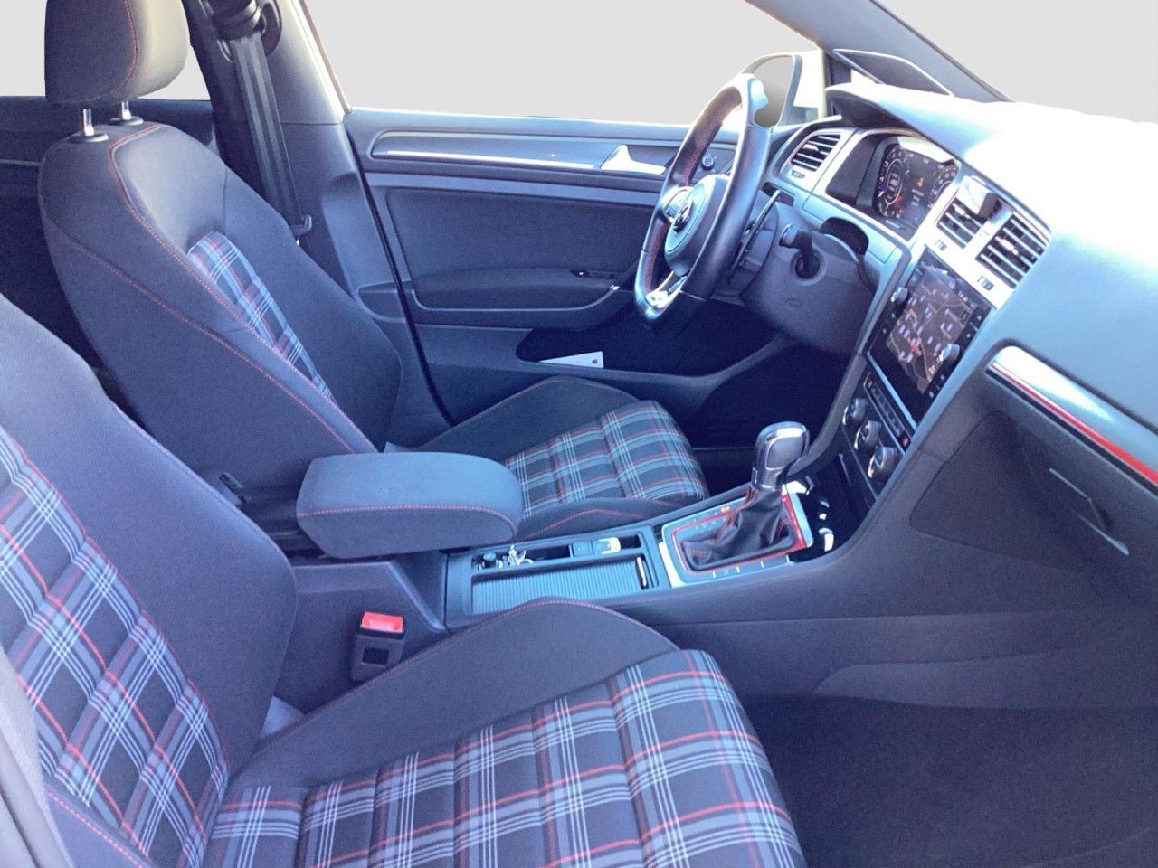 Fahrzeugabbildung Volkswagen Golf VII GTI Performance 2.0 TSI DSG LED NAVI