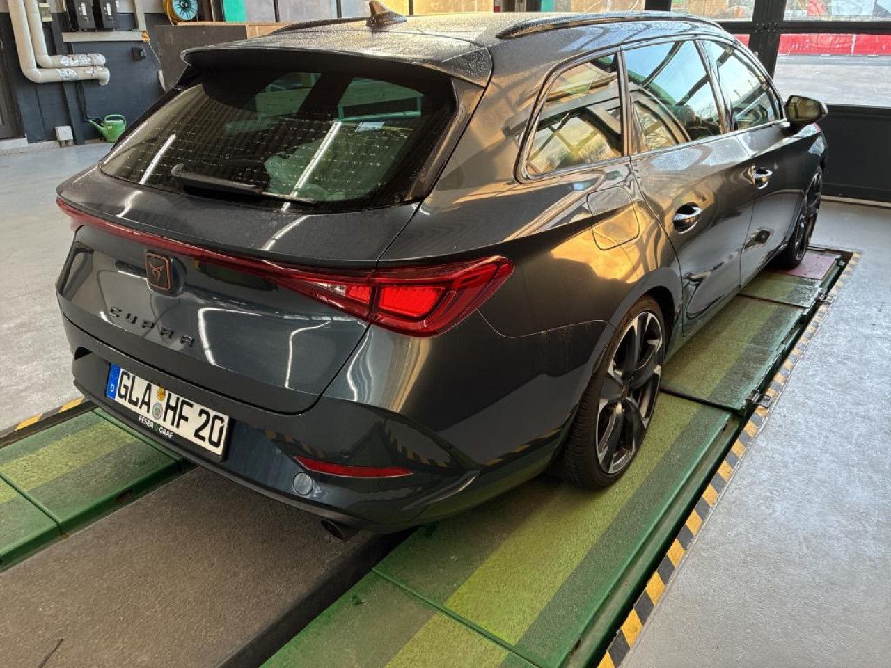 Fahrzeugabbildung CUPRA Leon Sportstourer VZ 2.0 TSI DSG Kamera LED Navi