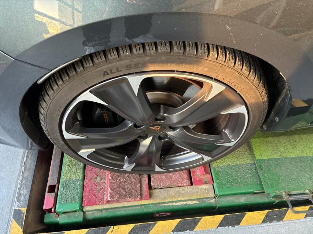 Fahrzeugabbildung CUPRA Leon Sportstourer VZ 2.0 TSI DSG Kamera LED Navi