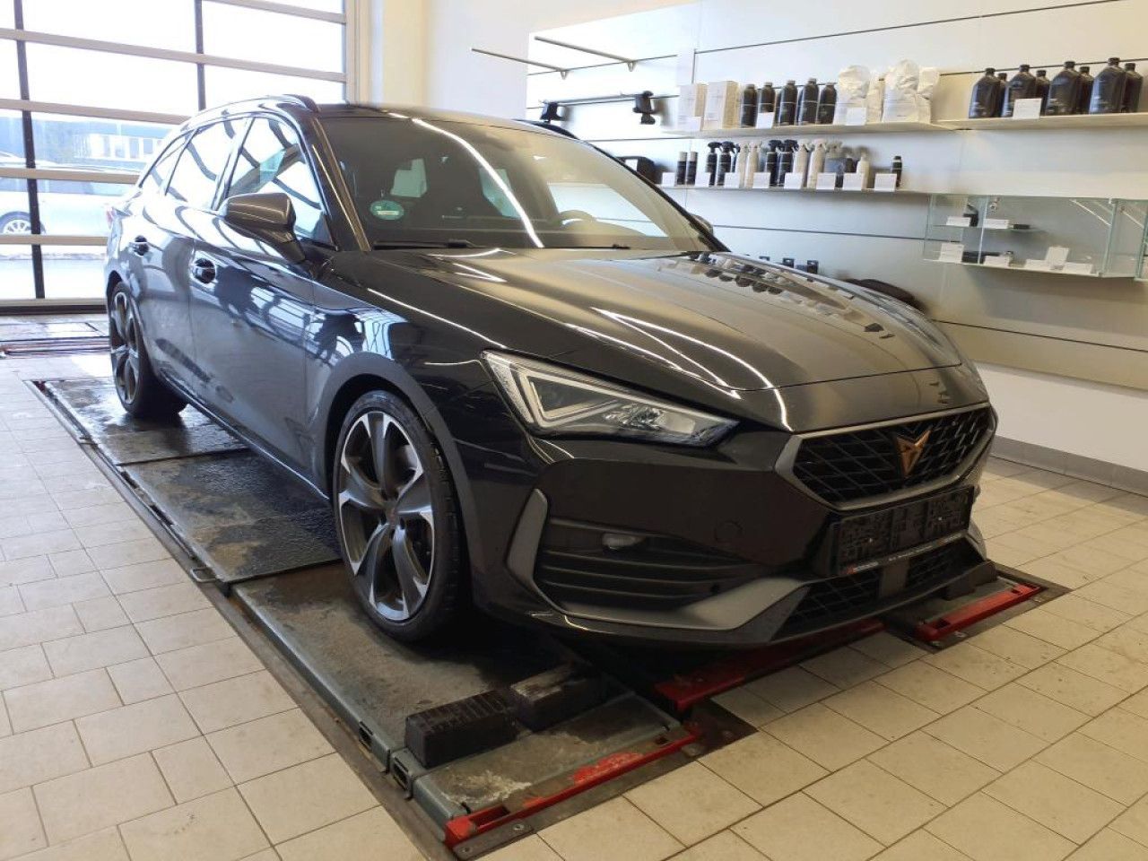 Fahrzeugabbildung CUPRA Leon Sportstourer VZ 2.0 TSI DSG Navi LED Klima