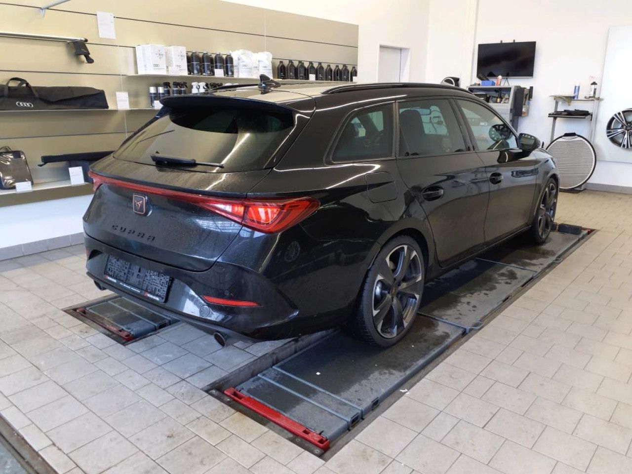 Fahrzeugabbildung CUPRA Leon Sportstourer VZ 2.0 TSI DSG Navi LED Klima