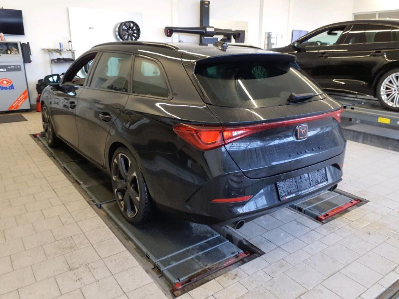 Fahrzeugabbildung CUPRA Leon Sportstourer VZ 2.0 TSI DSG Navi LED Klima