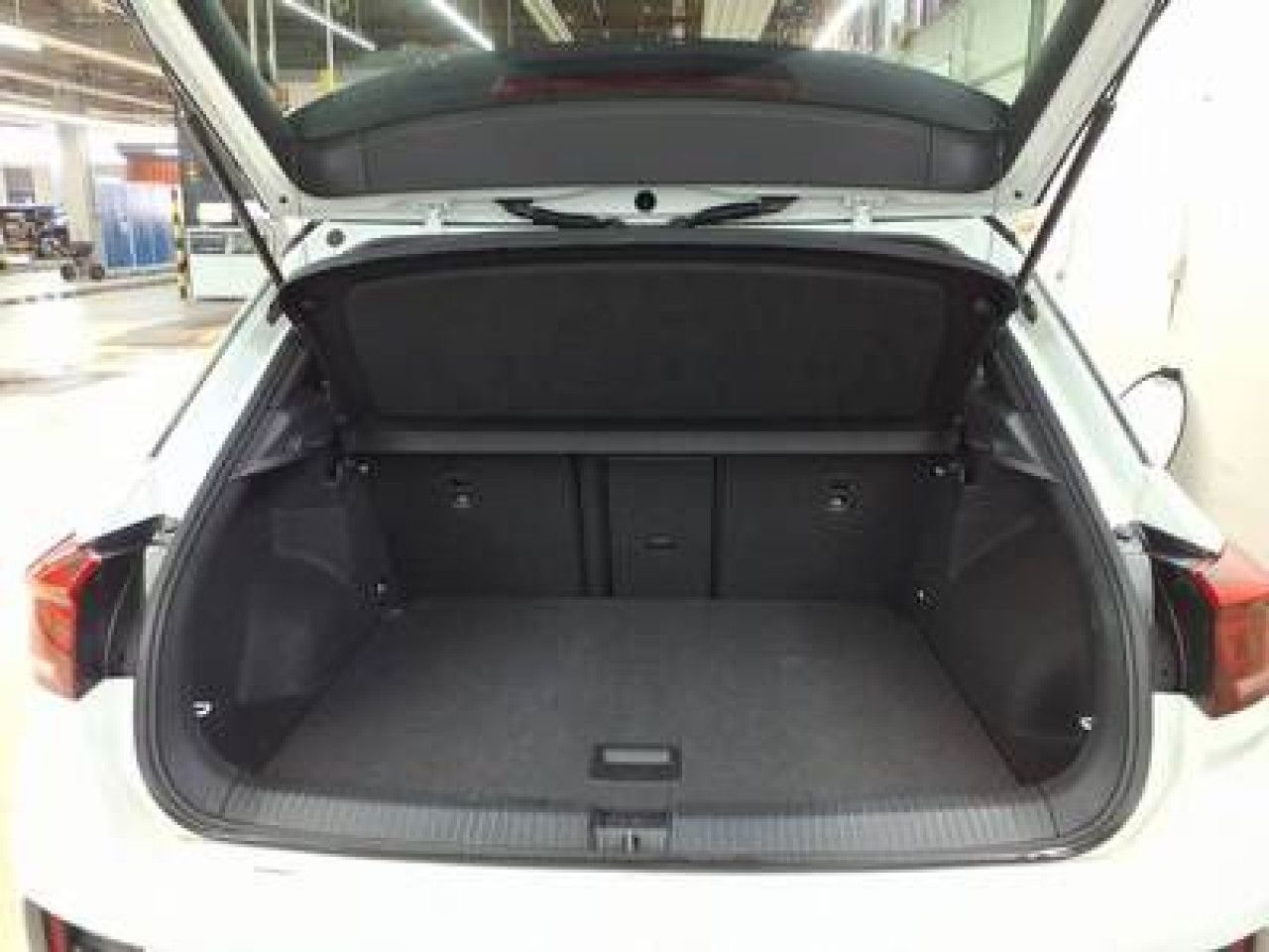 Fahrzeugabbildung Volkswagen T-ROC R-Line 1.5 TSI DSG AHK Navi Kamera LED