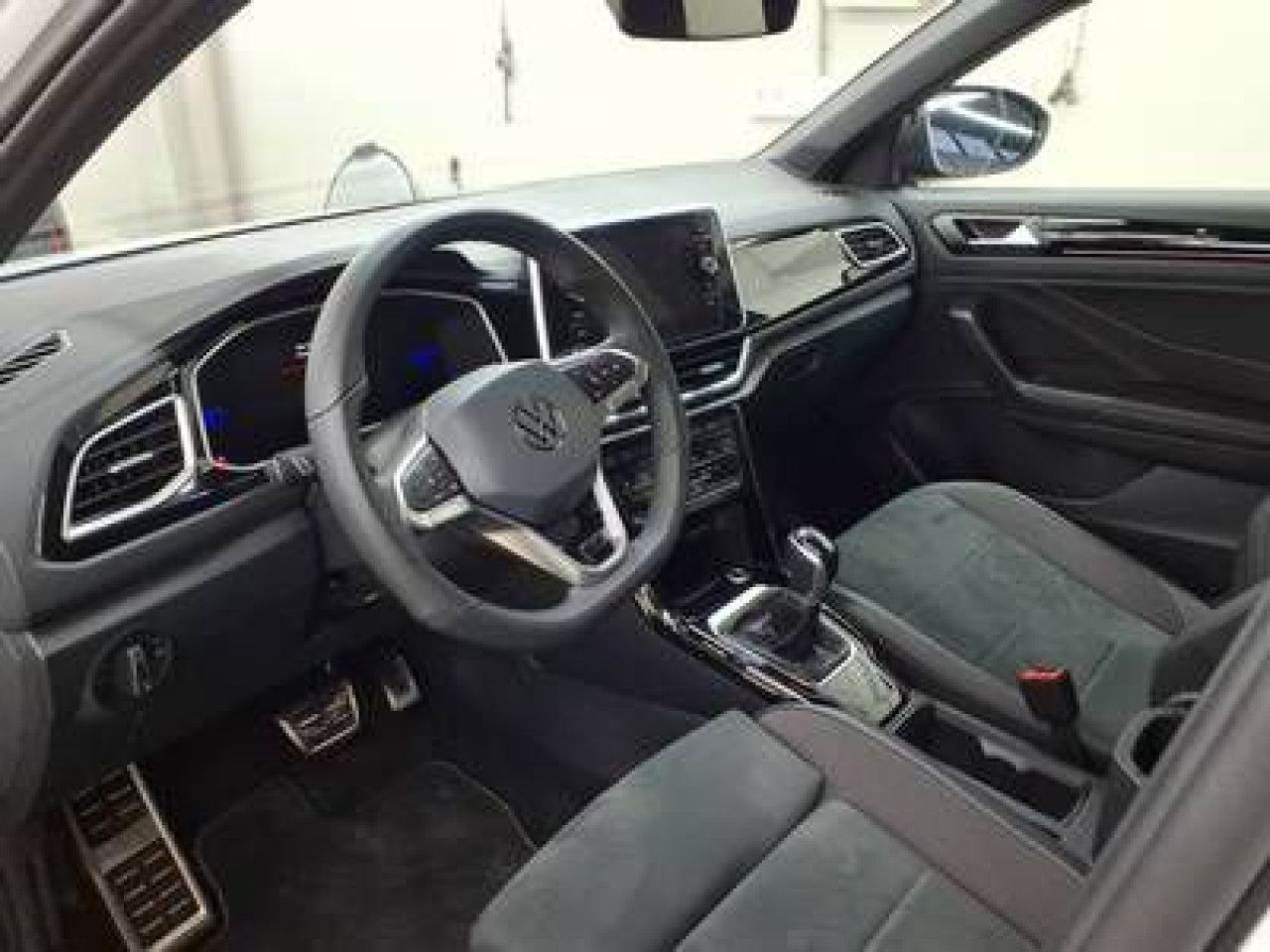 Fahrzeugabbildung Volkswagen T-ROC R-Line 1.5 TSI DSG AHK Navi Kamera LED