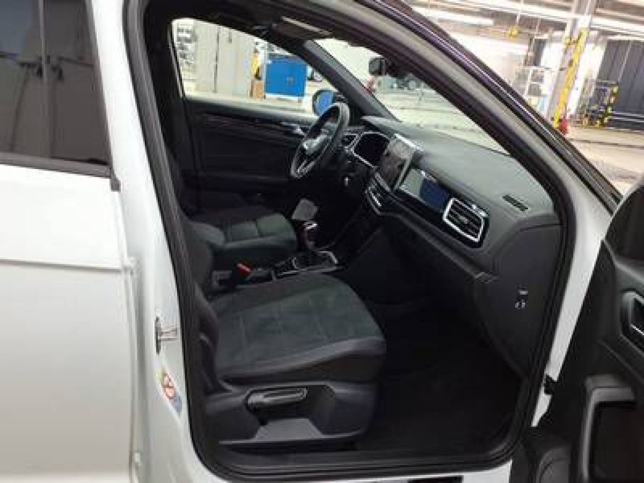 Fahrzeugabbildung Volkswagen T-ROC R-Line 1.5 TSI DSG AHK Navi Kamera LED