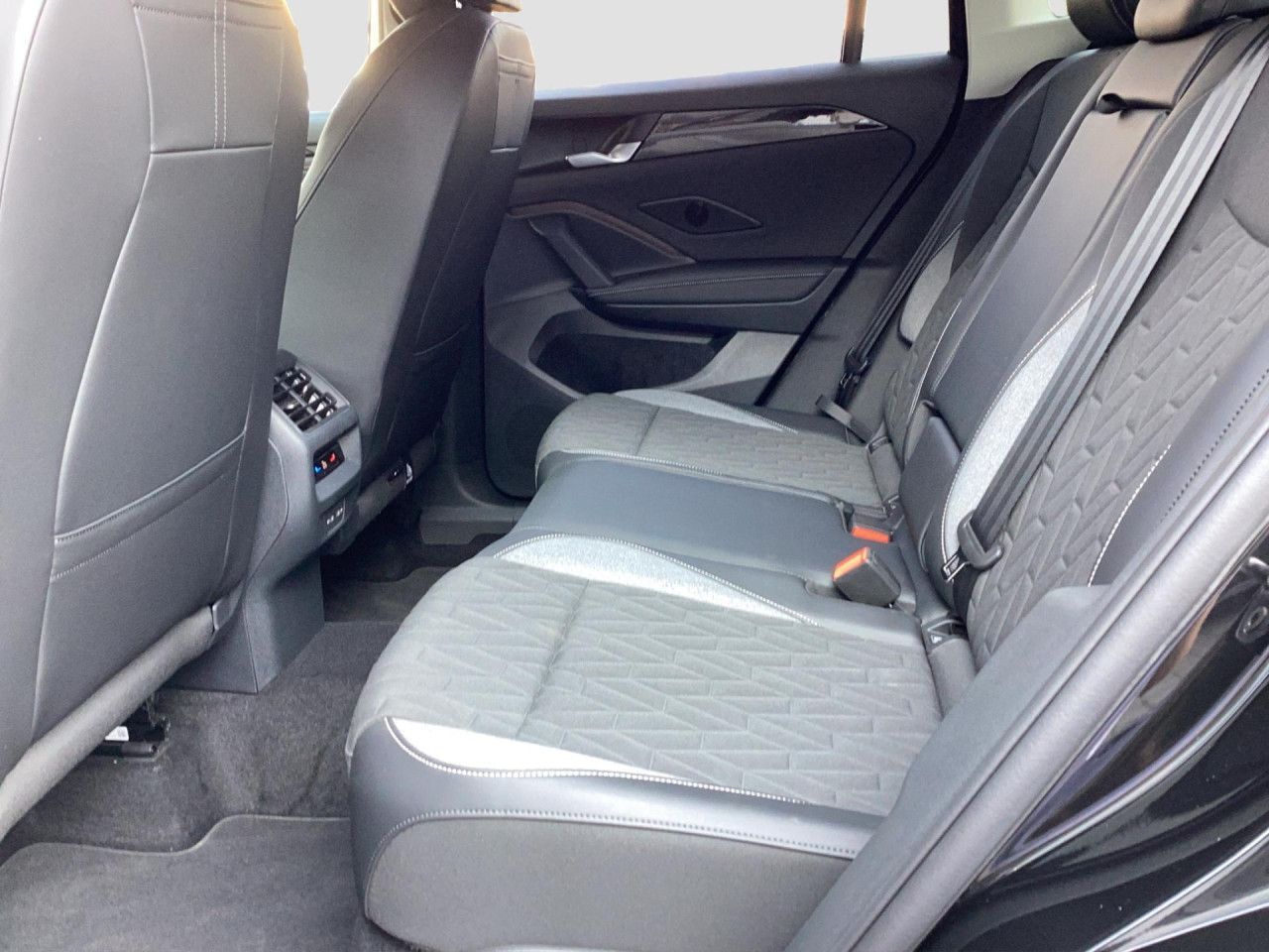 Fahrzeugabbildung Volkswagen Tiguan GOAL 2.0 TDI DSG AHK Kamera Navi LED-Plus