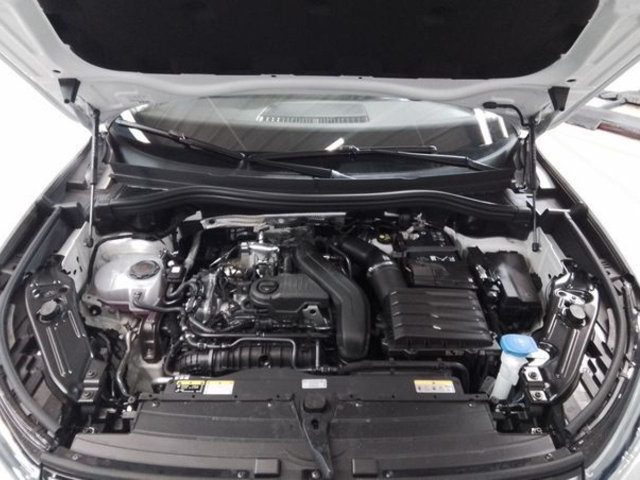 Fahrzeugabbildung Volkswagen Tiguan Life 1.5 eTSI DSG AHK Kamera Navi LED
