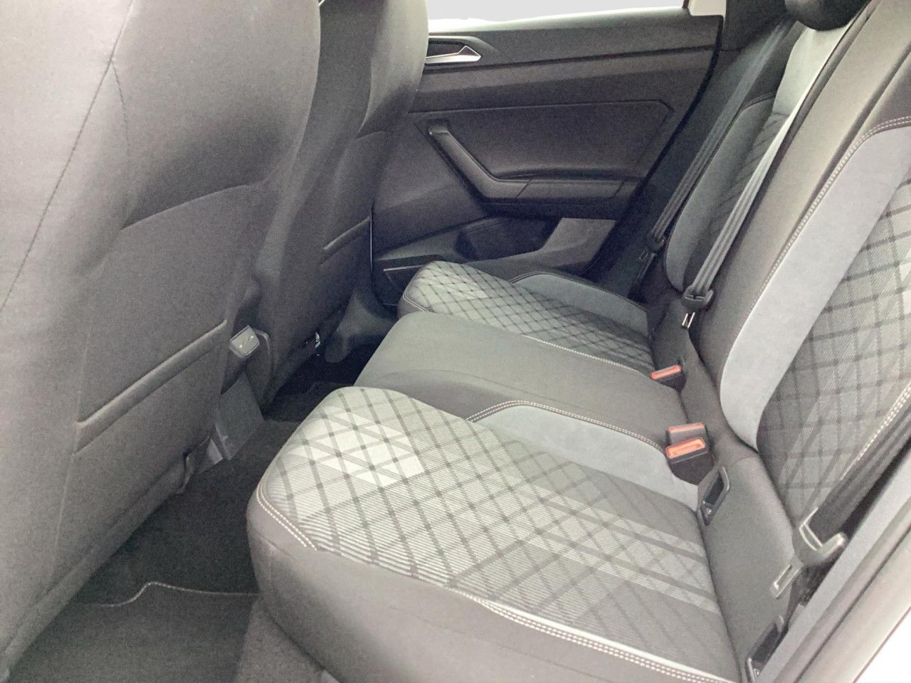 Fahrzeugabbildung Volkswagen Taigo R-Line 1.5 TSI DSG AHK Kamera Navi LED ACC