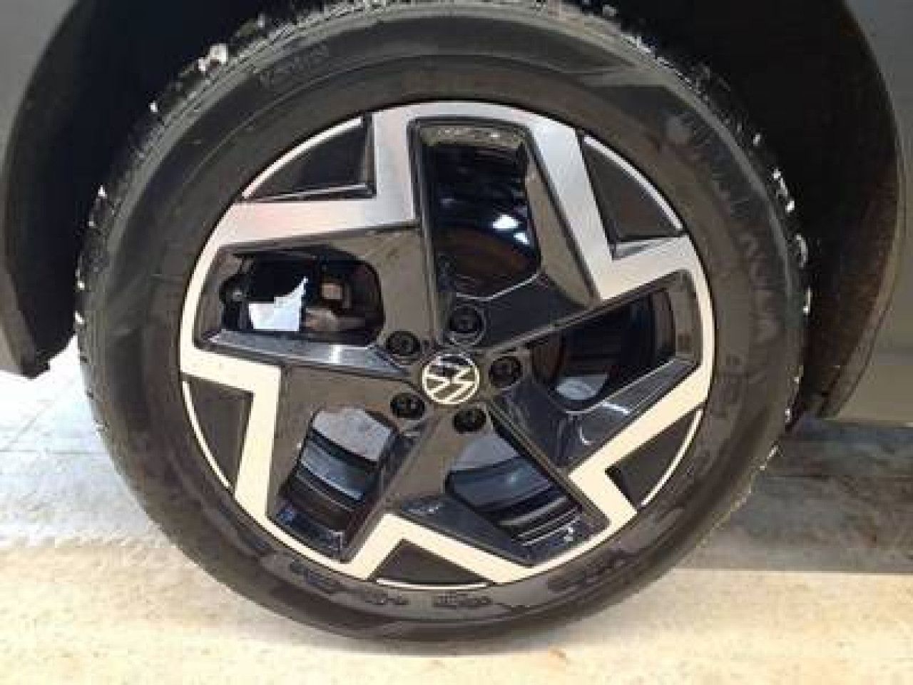 Fahrzeugabbildung Volkswagen Taigo R-Line 1.5 TSI DSG AHK Kamera Navi LED ACC