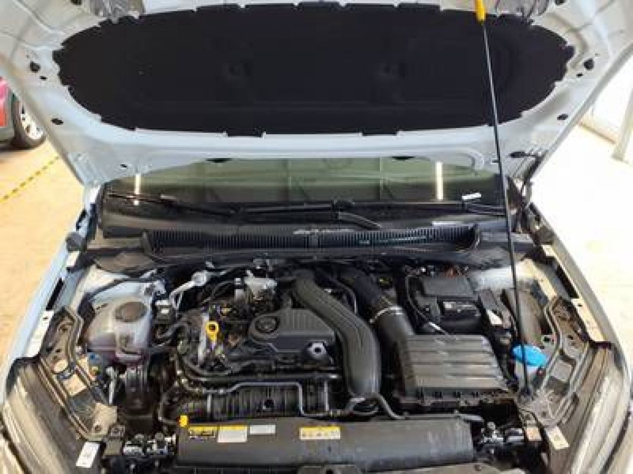 Fahrzeugabbildung Volkswagen Taigo R-Line 1.5 TSI DSG AHK Kamera Navi LED ACC