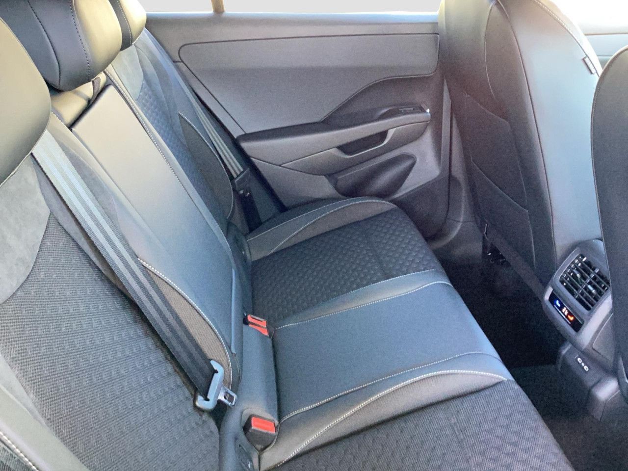 Fahrzeugabbildung Volkswagen T-Roc R-Line 1.5 l eTSI OPF 110 kW (150 PS) LED