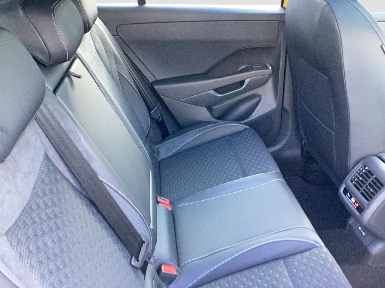 Fahrzeugabbildung Volkswagen T-ROC R-Line 1.5 eTSI DSG Panorama IQ.Light Navi