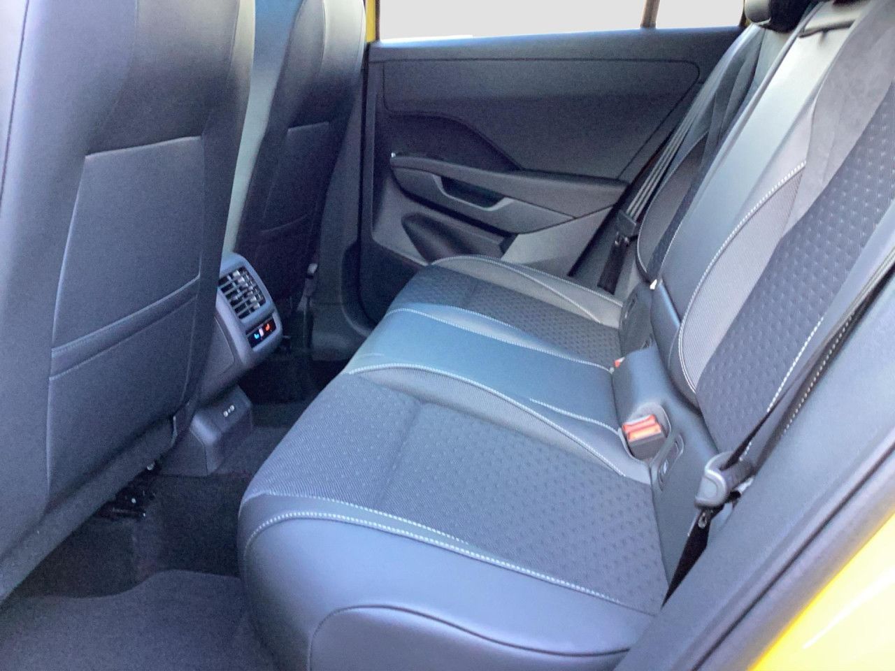 Fahrzeugabbildung Volkswagen T-ROC R-Line 1.5 eTSI DSG Panorama IQ.Light Navi