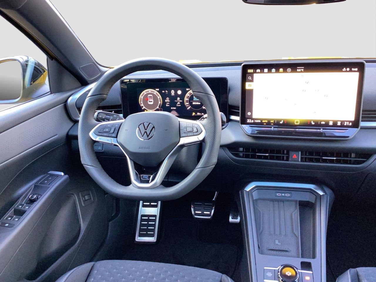 Fahrzeugabbildung Volkswagen T-ROC R-Line 1.5 eTSI DSG Panorama IQ.Light Navi
