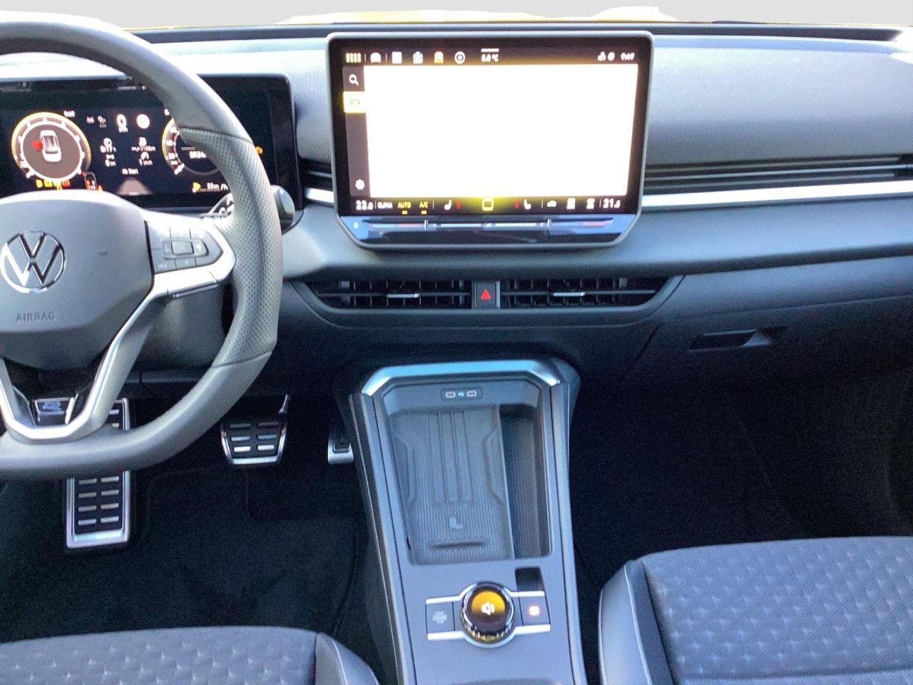Fahrzeugabbildung Volkswagen T-ROC R-Line 1.5 eTSI DSG Panorama IQ.Light Navi