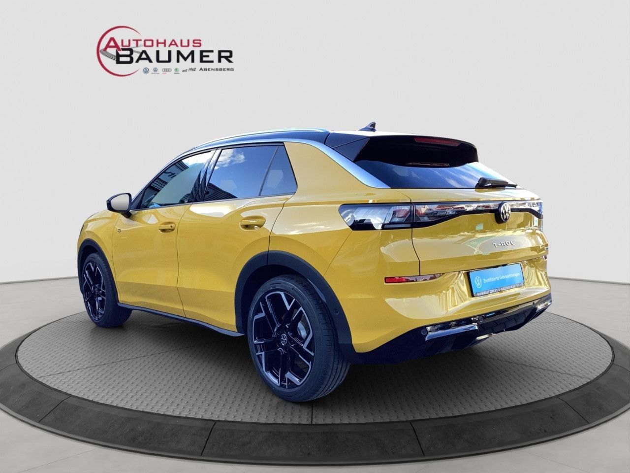 Fahrzeugabbildung Volkswagen T-ROC R-Line 1.5 eTSI DSG Panorama IQ.Light Navi