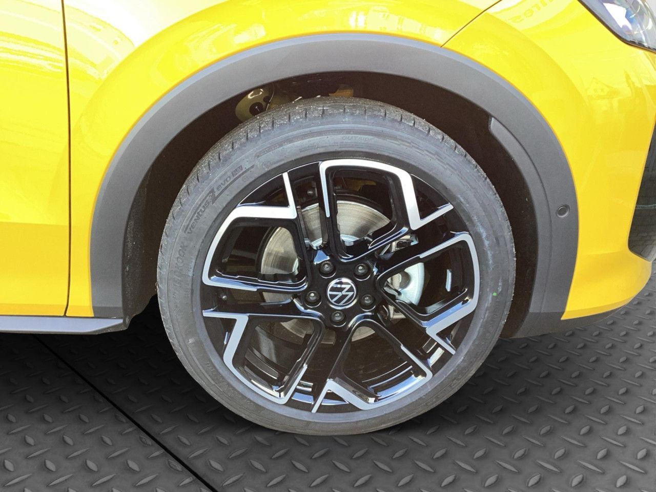 Fahrzeugabbildung Volkswagen T-ROC R-Line 1.5 eTSI DSG Panorama IQ.Light Navi
