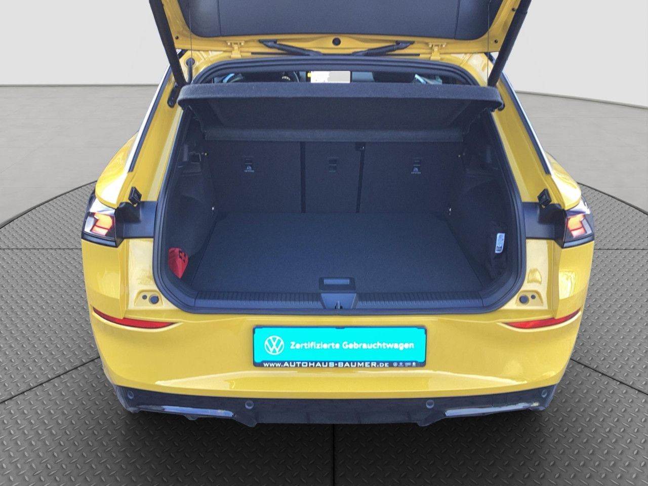Fahrzeugabbildung Volkswagen T-ROC R-Line 1.5 eTSI DSG Panorama IQ.Light Navi